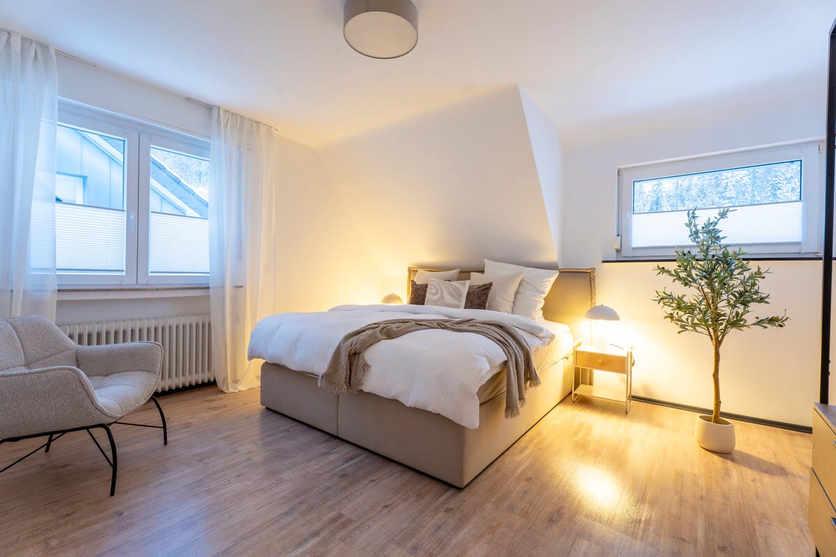 Helles Schlafzimmer mit Boxspringbett in der Ferienwohnung in Winterberg-Silbach