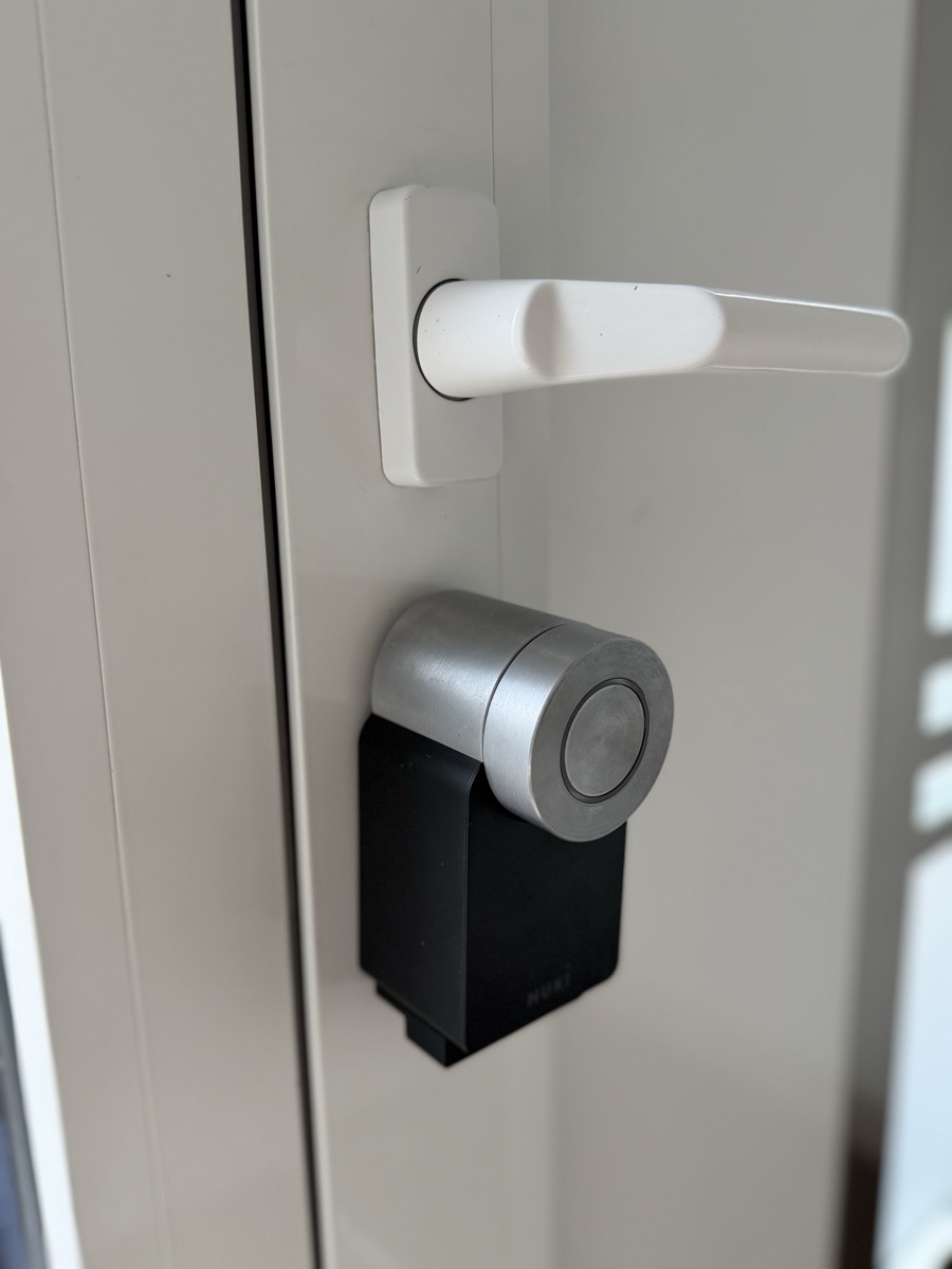 Das Nuki Smart Lock an der Wohnungstür