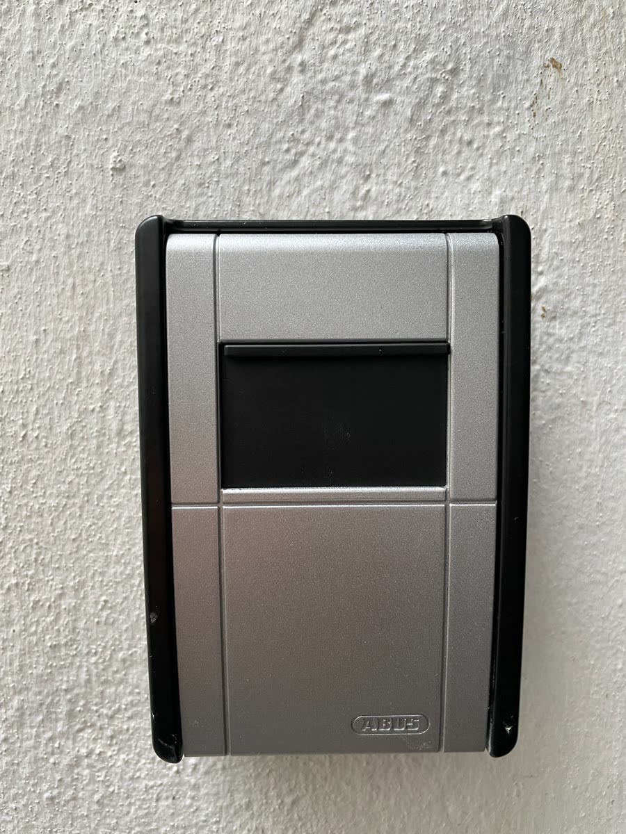 Die Schlüsselbox an der Außentür